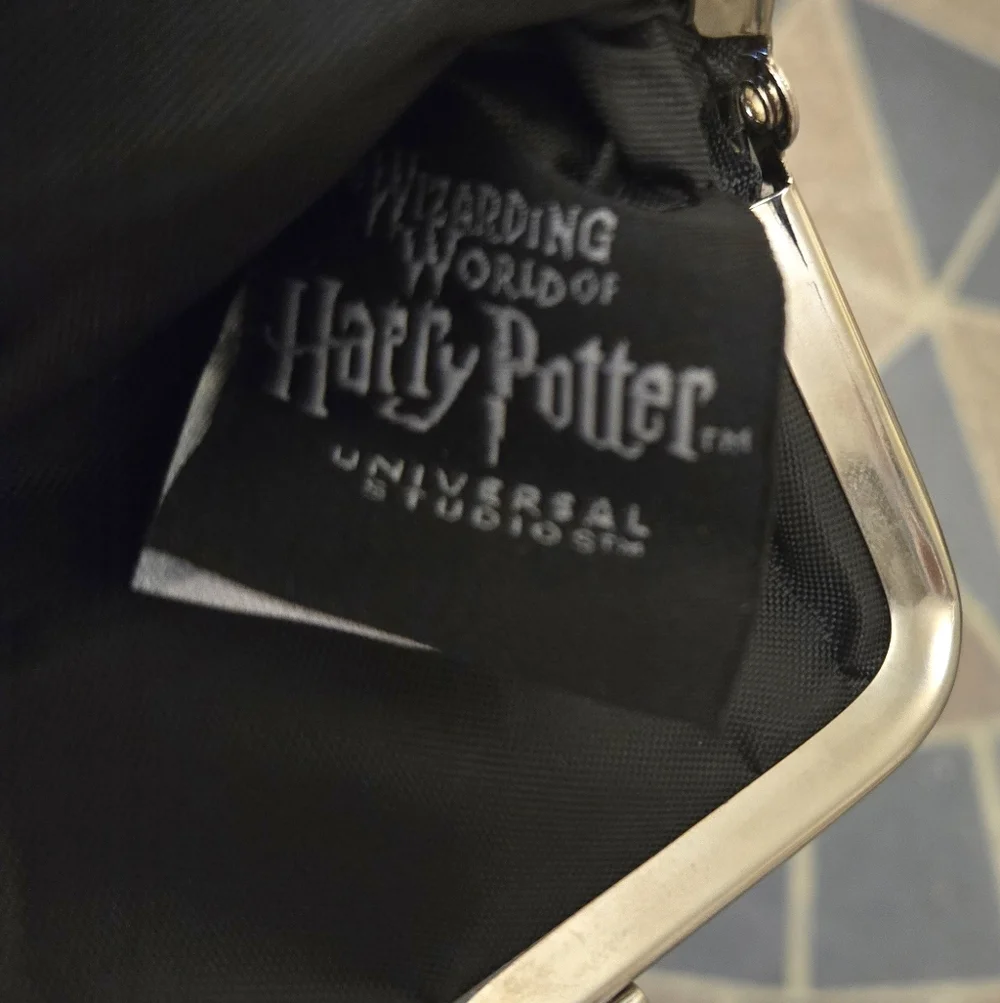 Harry Potter Hufflepuff Coin Purse - Picture 6 of 8